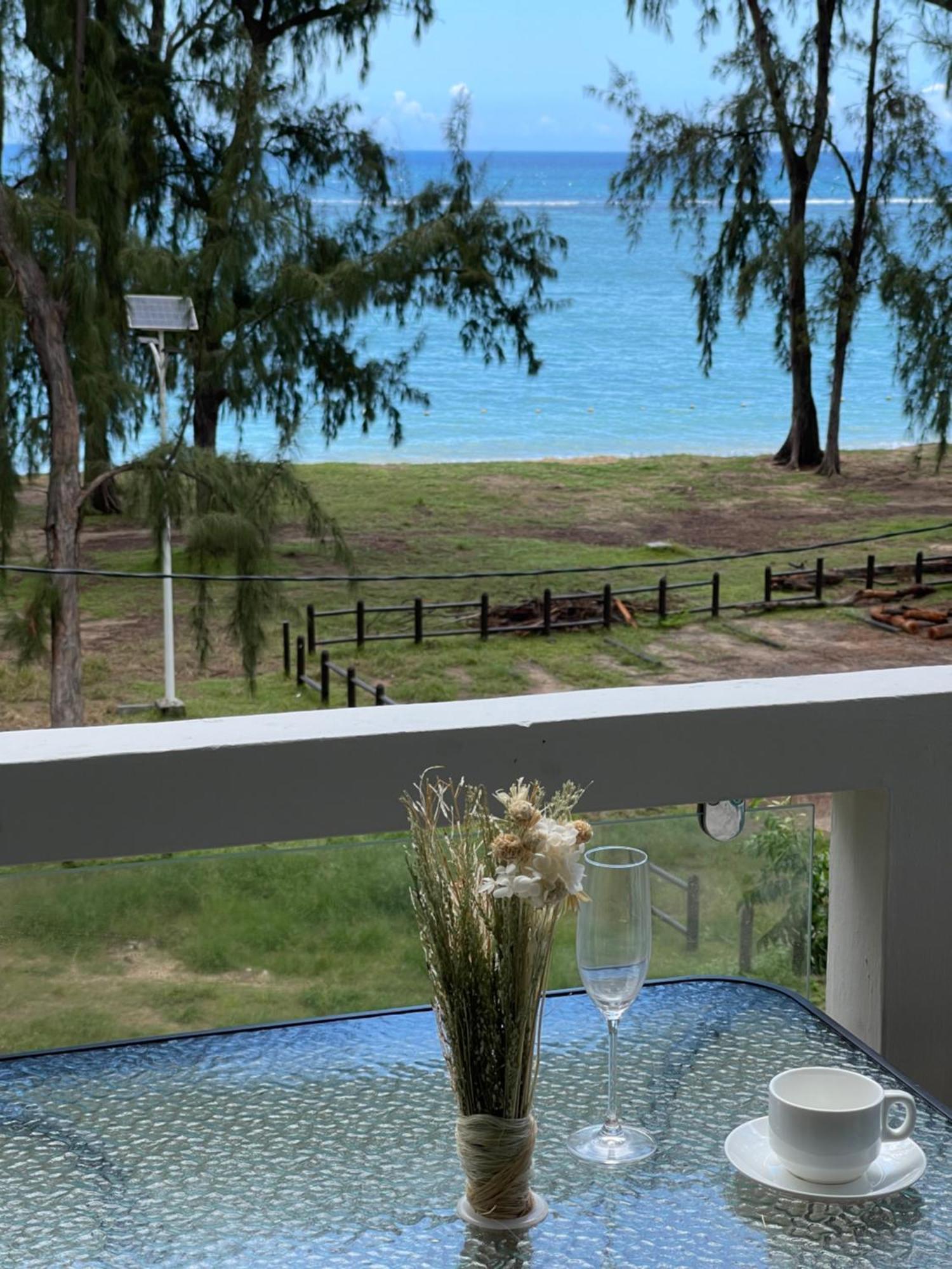 Phoenix Beach Apartments Sea View Flic-en-Flacq Zewnętrze zdjęcie